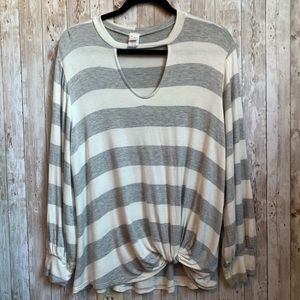 🖤3 for $20🖤Striped L-Sleeved Top w/ Keyhole Neck